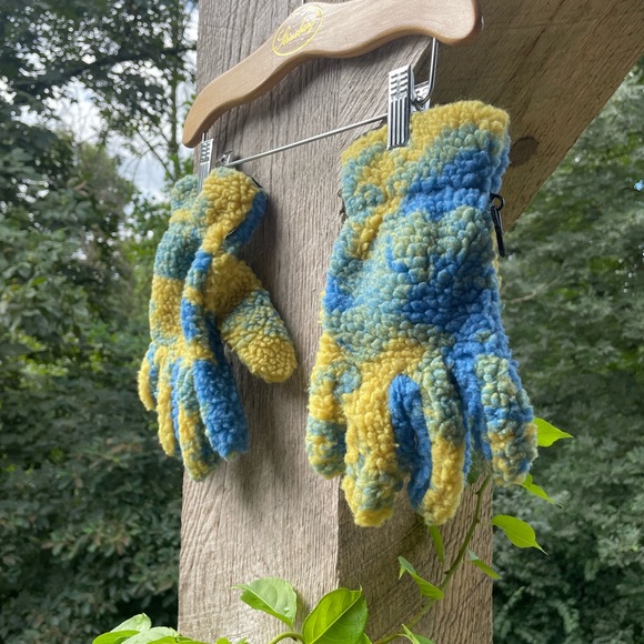Urban Outfitters Sherpa Gloves - Picture 2 of 6